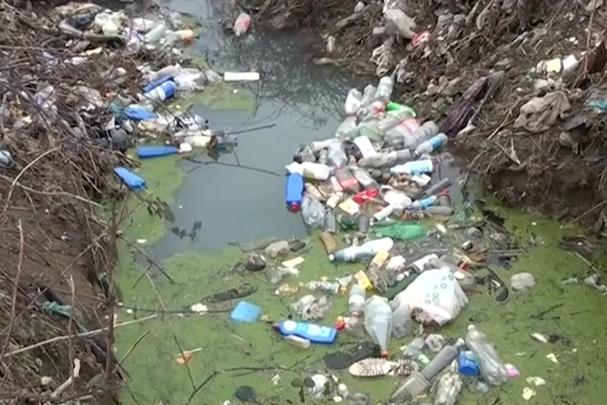 Astara sakinlərinin zibil problemi: Tullantılar kanalların yollarını bağlayır