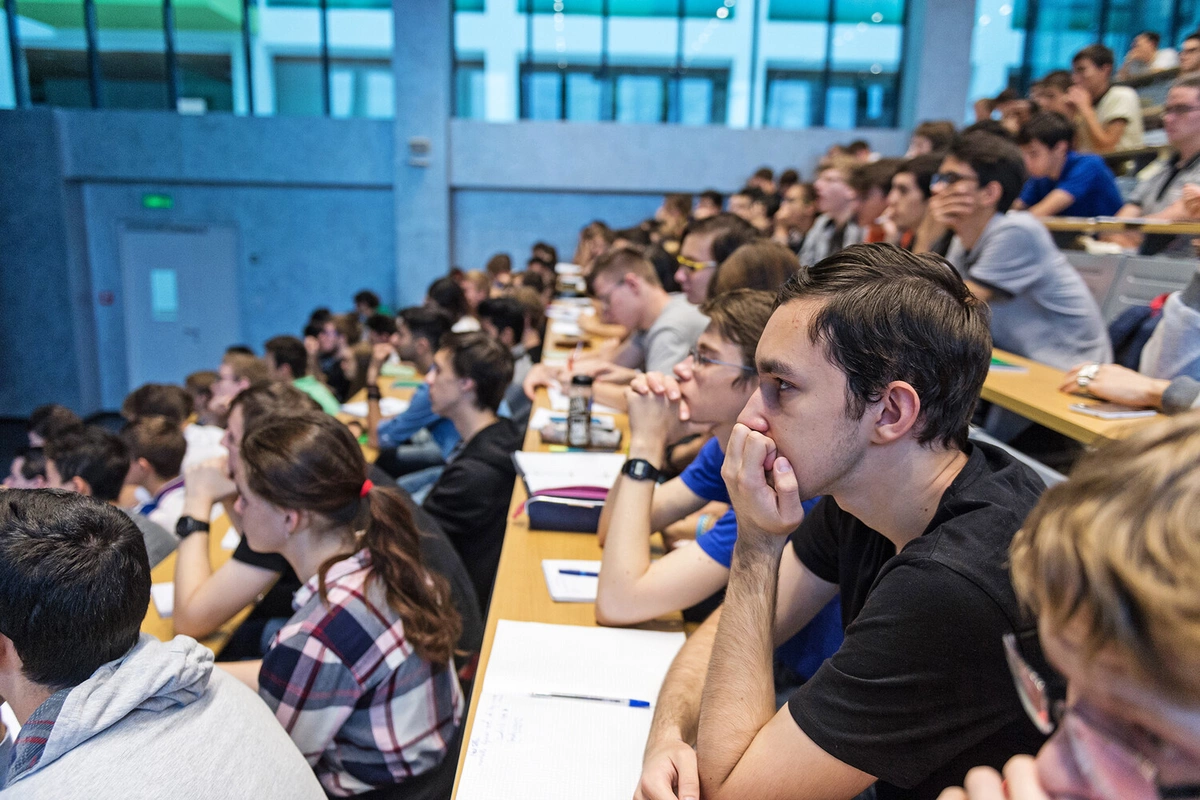 Ученые выяснили, как присутствие преподавателя влияет на учебу и настроение студентов