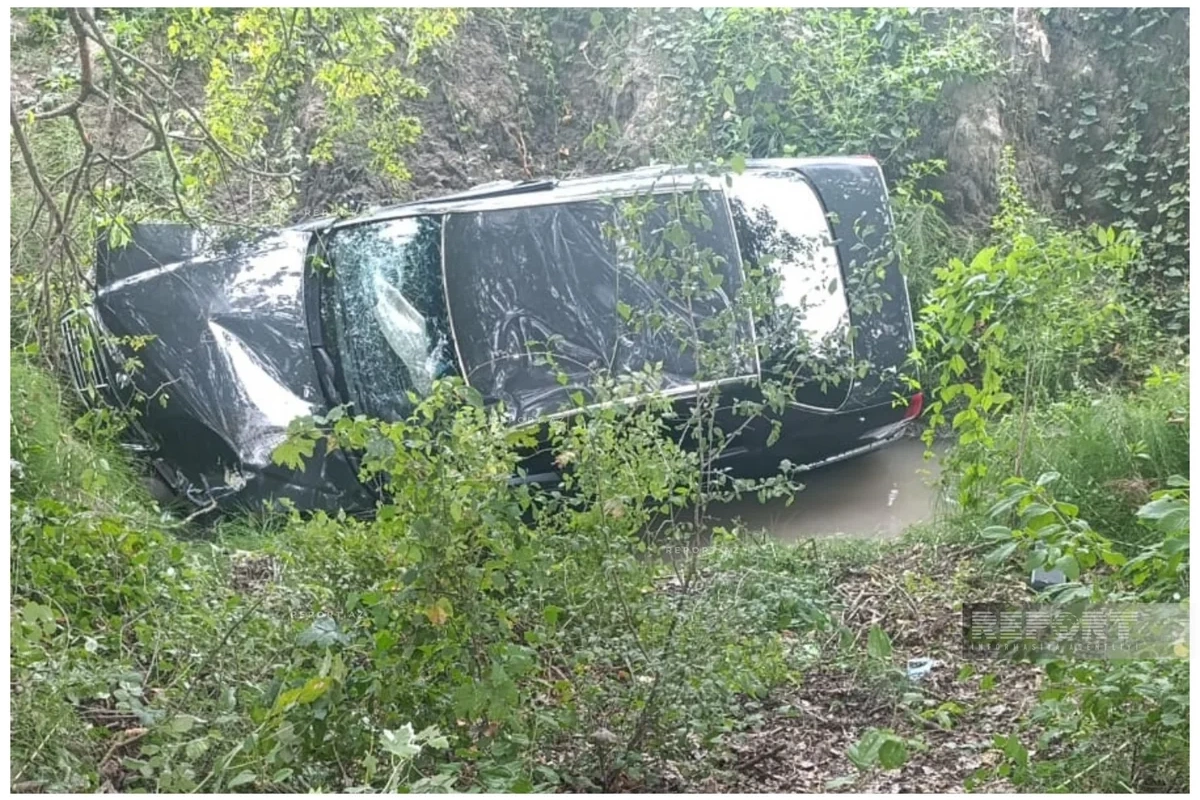 В Огузе автомобиль перевернулся, 7 человек пострадали