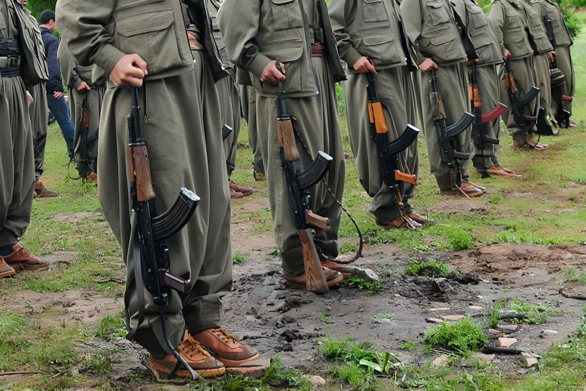PKK silahları təhvil verməyə başladı - 30 PKK-çı silahını YANDIRDI PKK silahları təhvil verməyə başladı - 30 PKK-çı silahını YANDIRDI
