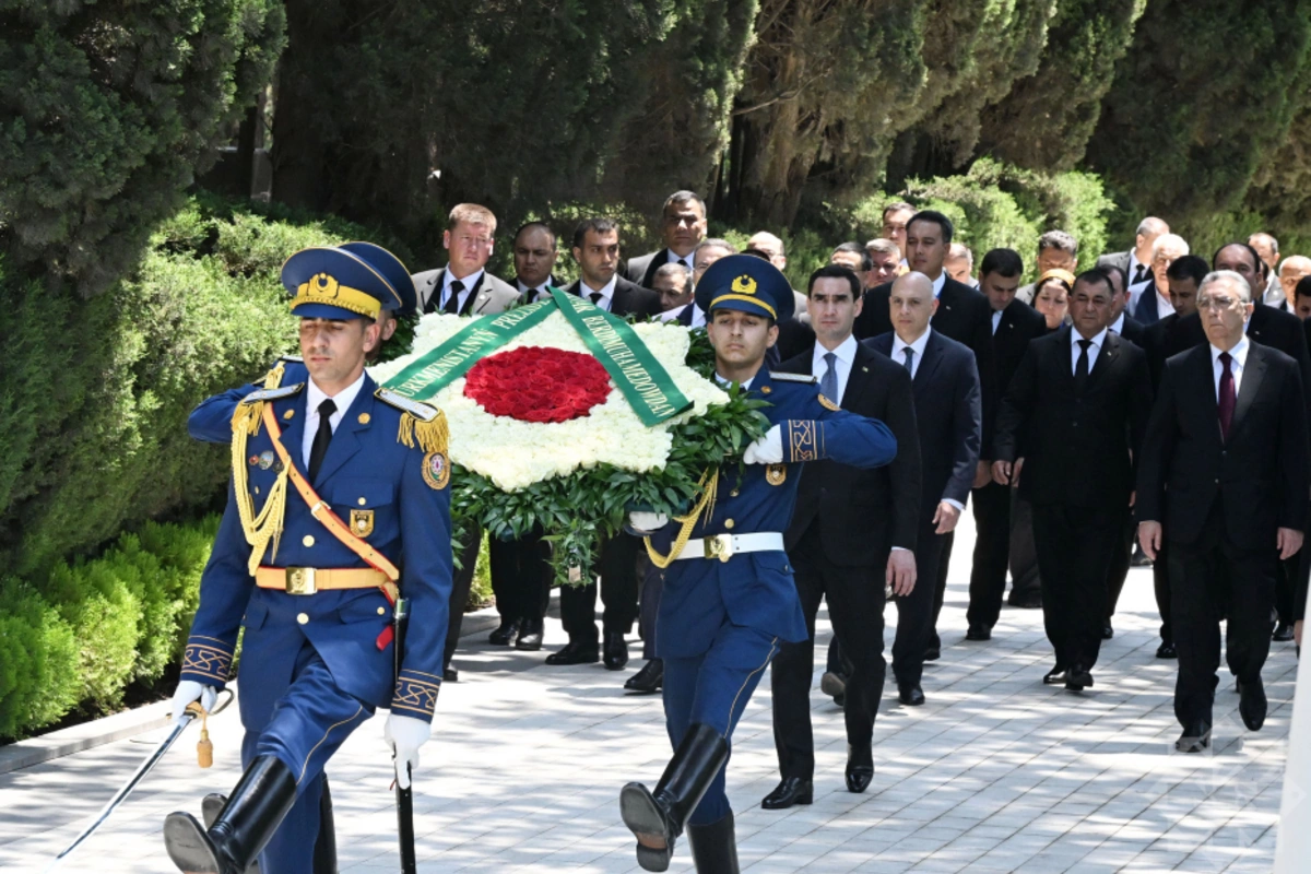 Türkmənistan Prezidenti Fəxri xiyabanda Ümummilli Lider Heydər Əliyevin məzarını ziyarət edib