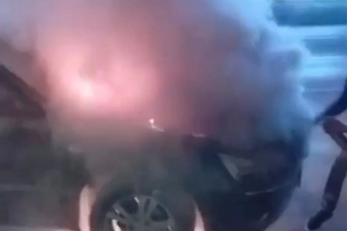 Gənclik metrosu yaxınlığında maşın yandı