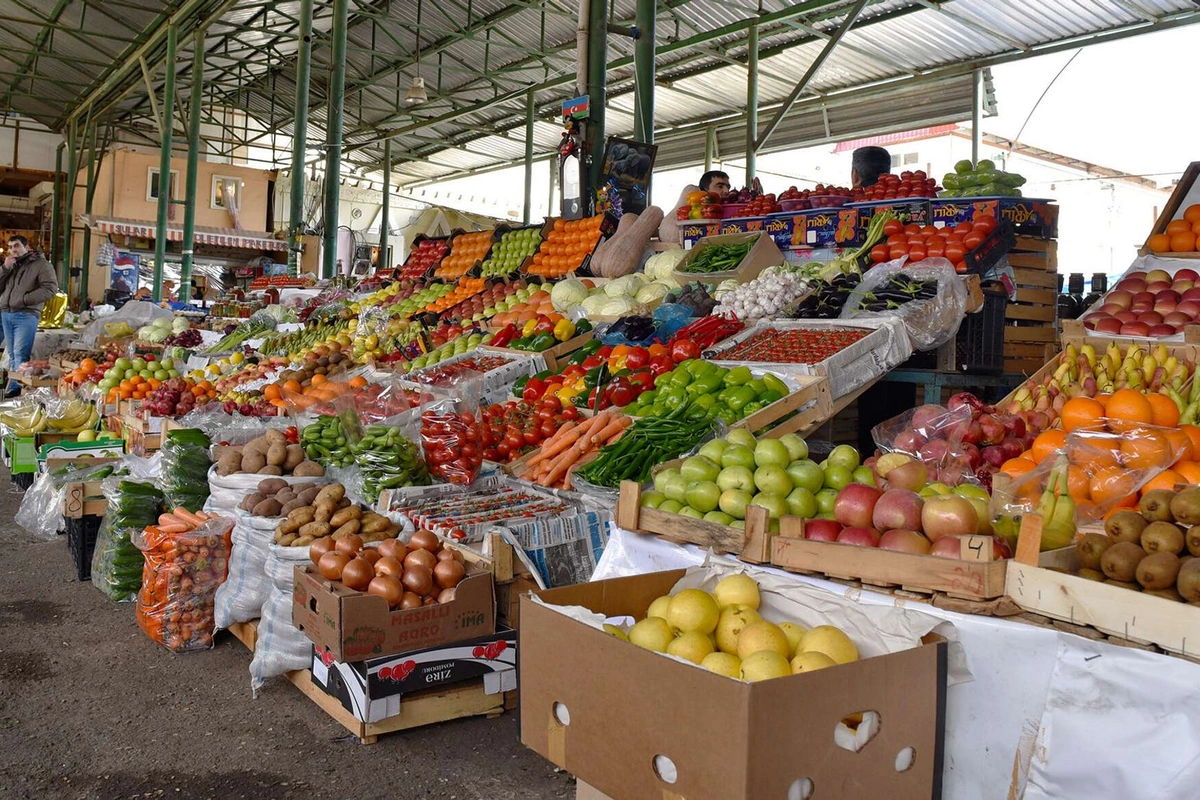 Bakıda bazarda 200 manata meyvə satılır