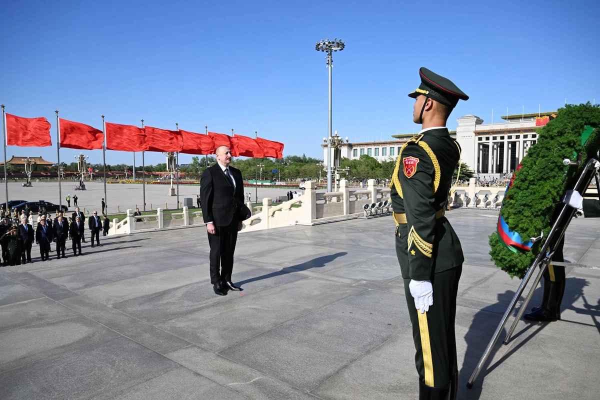 Azərbaycan Prezidenti Pekində Xalq Qəhrəmanları Abidəsini ziyarət edib