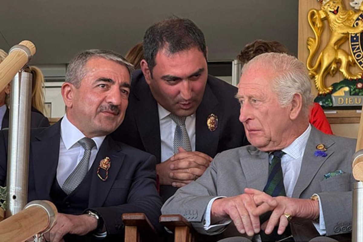 Elçin Quliyev III Çarlzla bir arada
