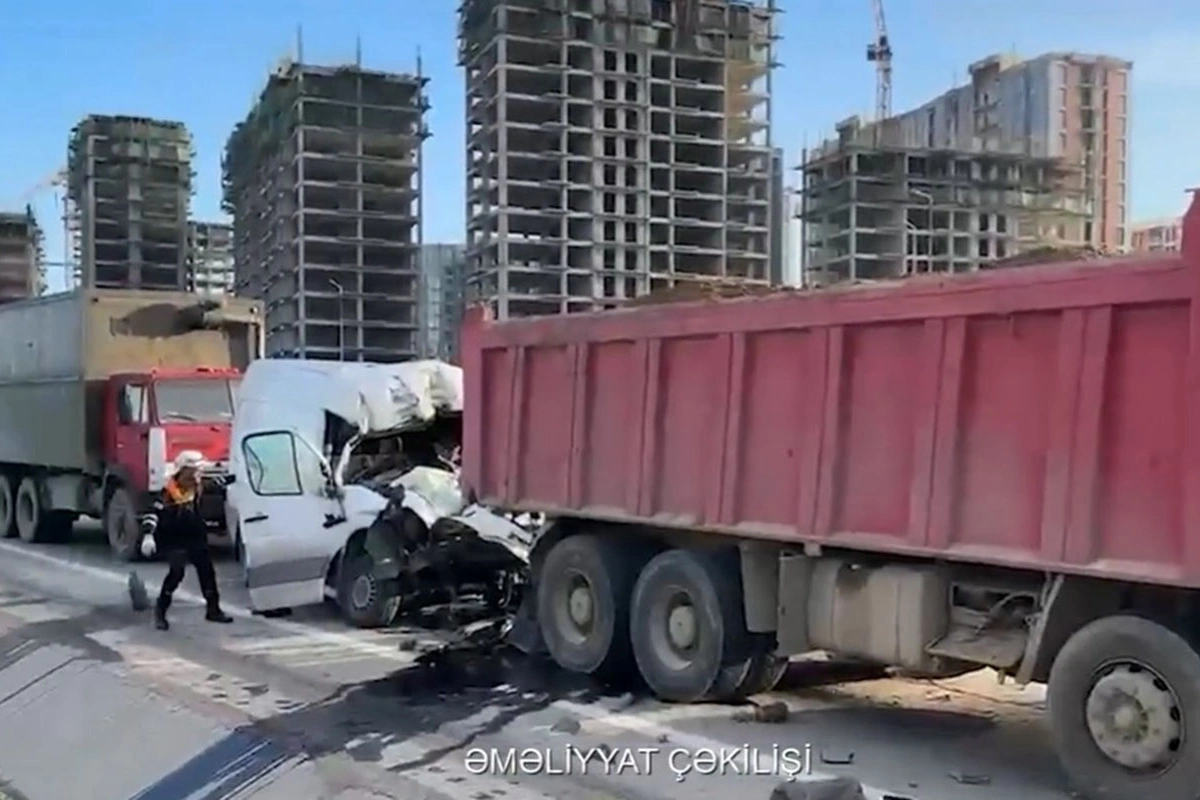 Bakıda ağır qəza - Sprinter və Shacman toqquşdu