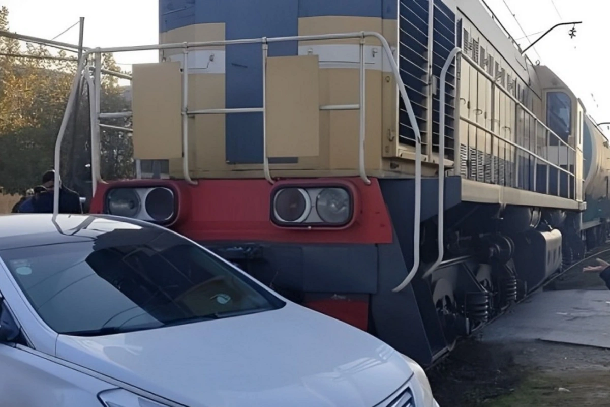 В Баку автомобиль столкнулся с поездом: есть погибшая В Баку автомобиль столкнулся с поездом: есть погибшая