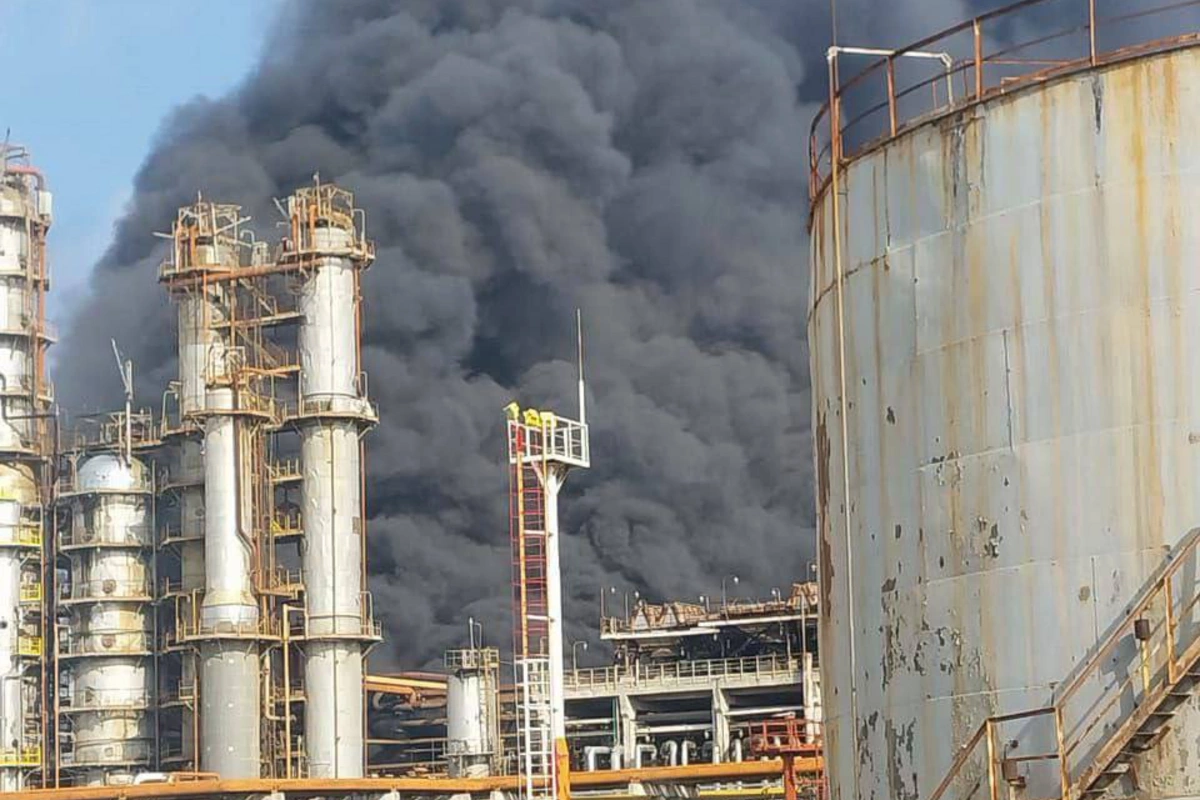 Пожар на нефтеперерабатывающем заводе в Баку полностью потушен