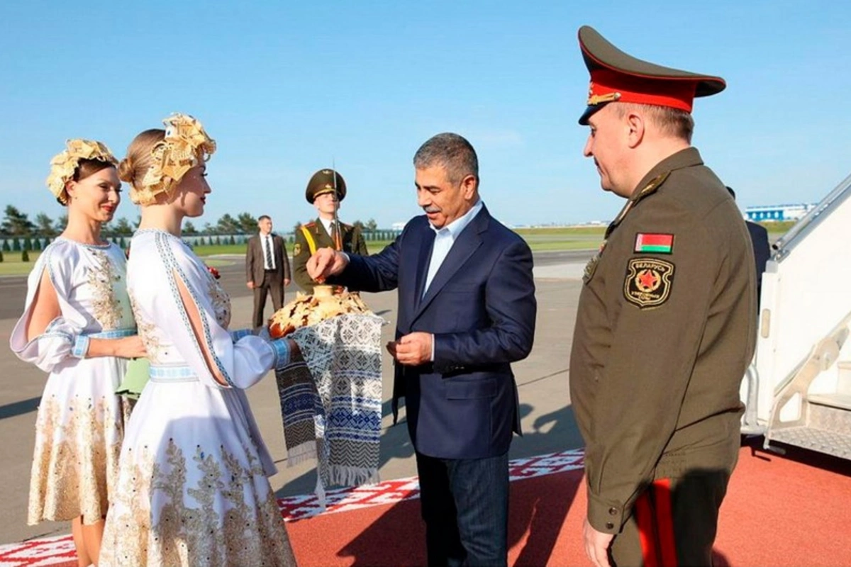 Azərbaycanın müdafiə naziri Belarusa rəsmi səfər edib Azərbaycanın müdafiə naziri Belarusa rəsmi səfər edib