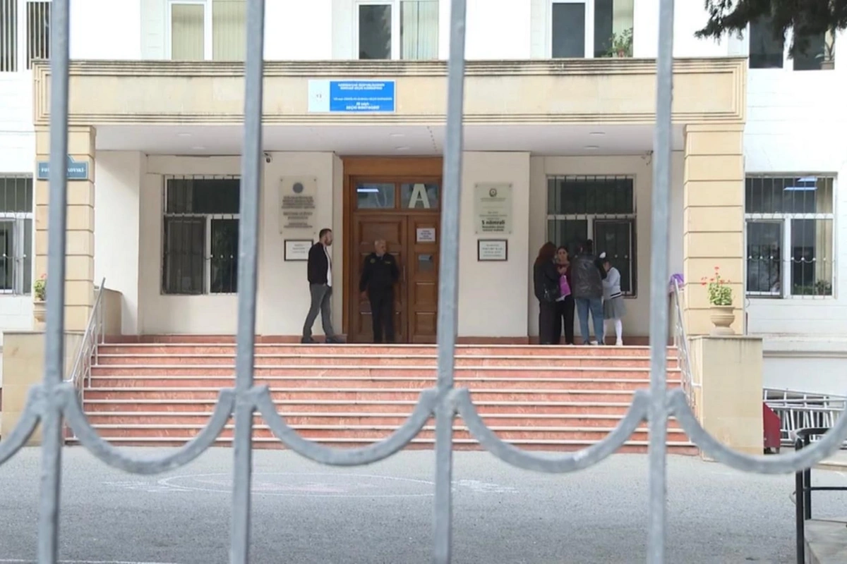 Görmə məhdudiyyəti olan şagird məktəbin pəncərəsindən yıxıldı Görmə məhdudiyyəti olan şagird məktəbin pəncərəsindən yıxıldı