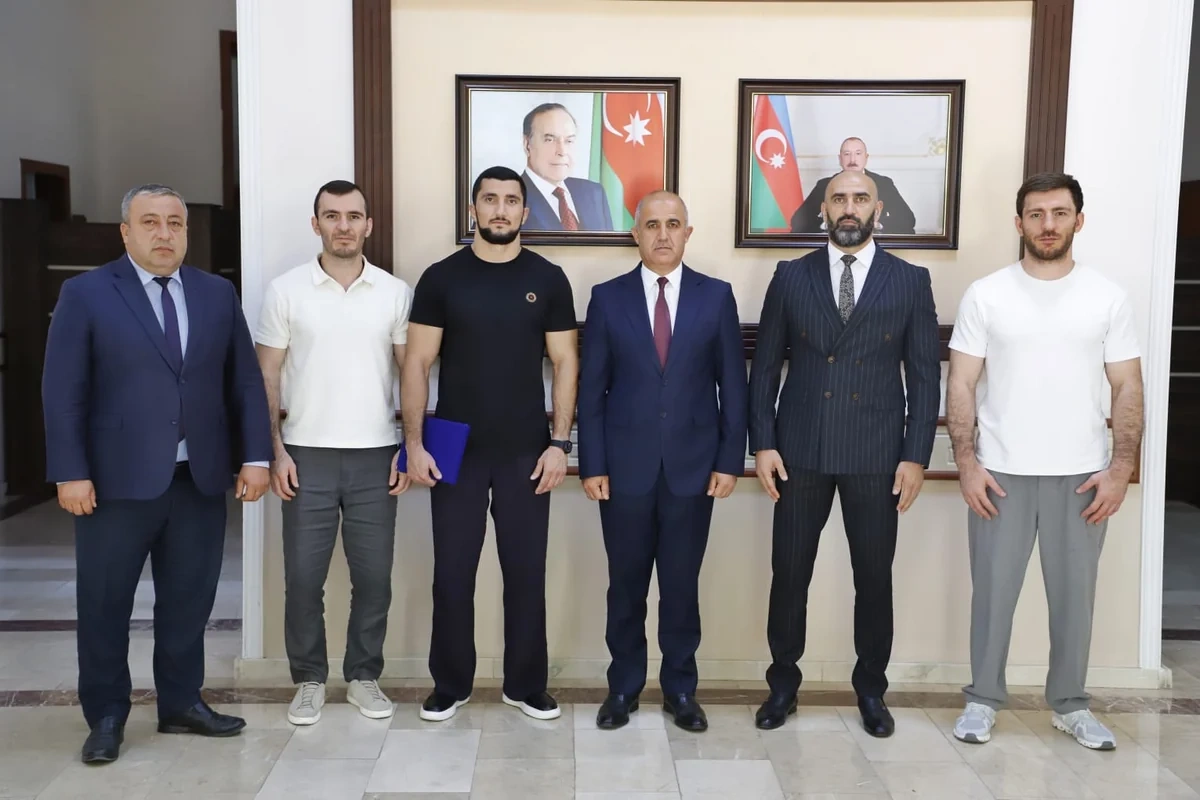Məcid Seyidov UFC döyüşçüsü Fərman Həsənova fəxri fərman təqdim edib