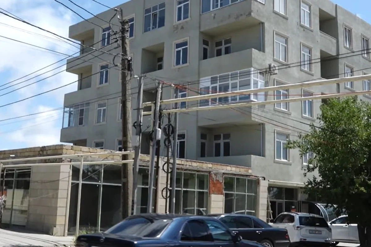 Пять лет без квартир и под угрозой выселения: скандал с долгостроем в поселке Мехдиабад