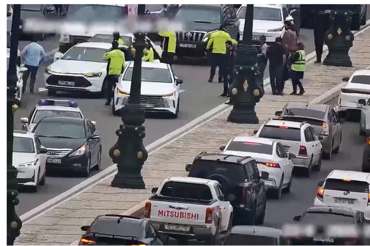 Yol polisi qəzada xəsarət alan piyadanı xəstəxanaya çatdırıb