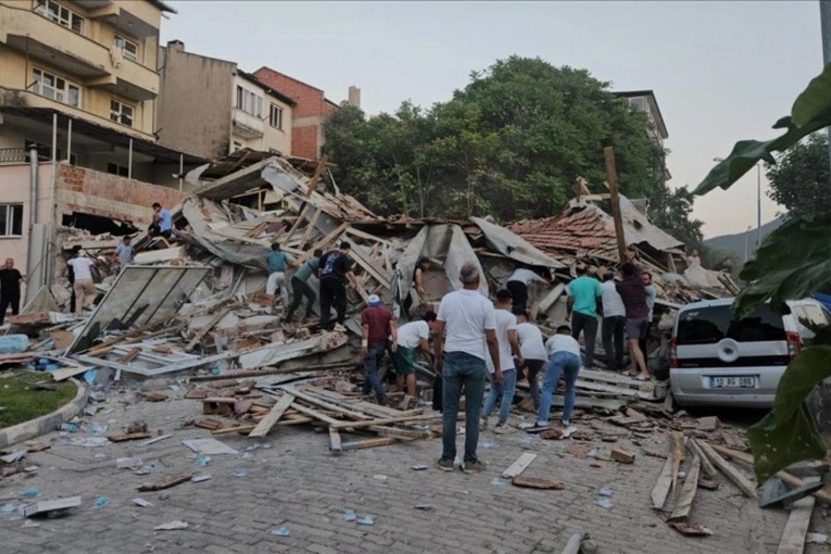 Türkiyədə güclü zəlzələ – 10 bina dağıldı, dağıntılar altında qalanlar var Türkiyədə güclü zəlzələ – 10 bina dağıldı, dağıntılar altında qalanlar var