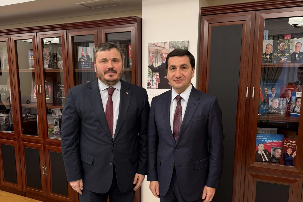 Помощник Президента Хикмет Гаджиев встретился с послом Украины в Азербайджане Юрием Гусевым