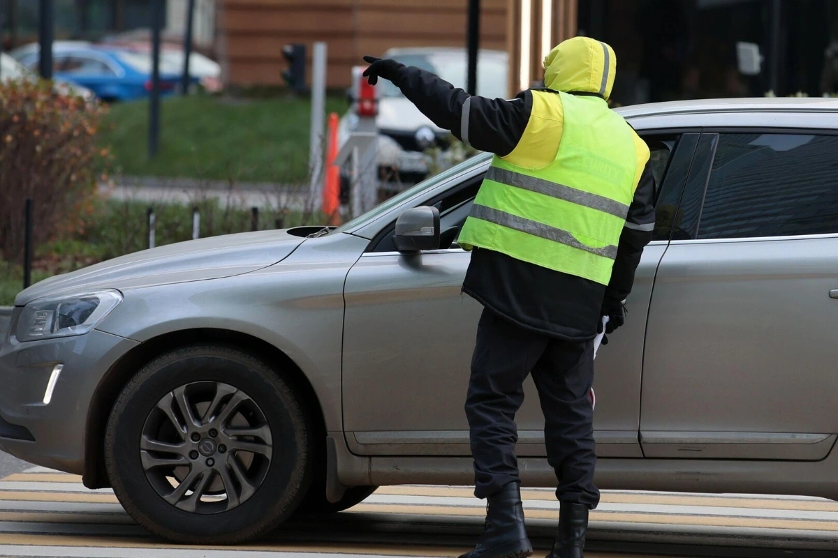 Bakıda qadın sürücünü sillələyən və üzünə tüpürən parkovşik həbs edildi