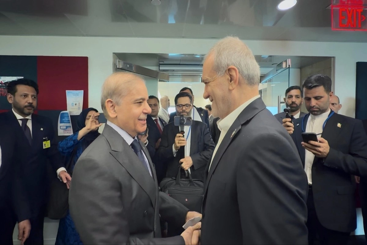 Şahbaz Şərif və Məsud Pezeşkian regional vəziyyəti müzakirə ediblər