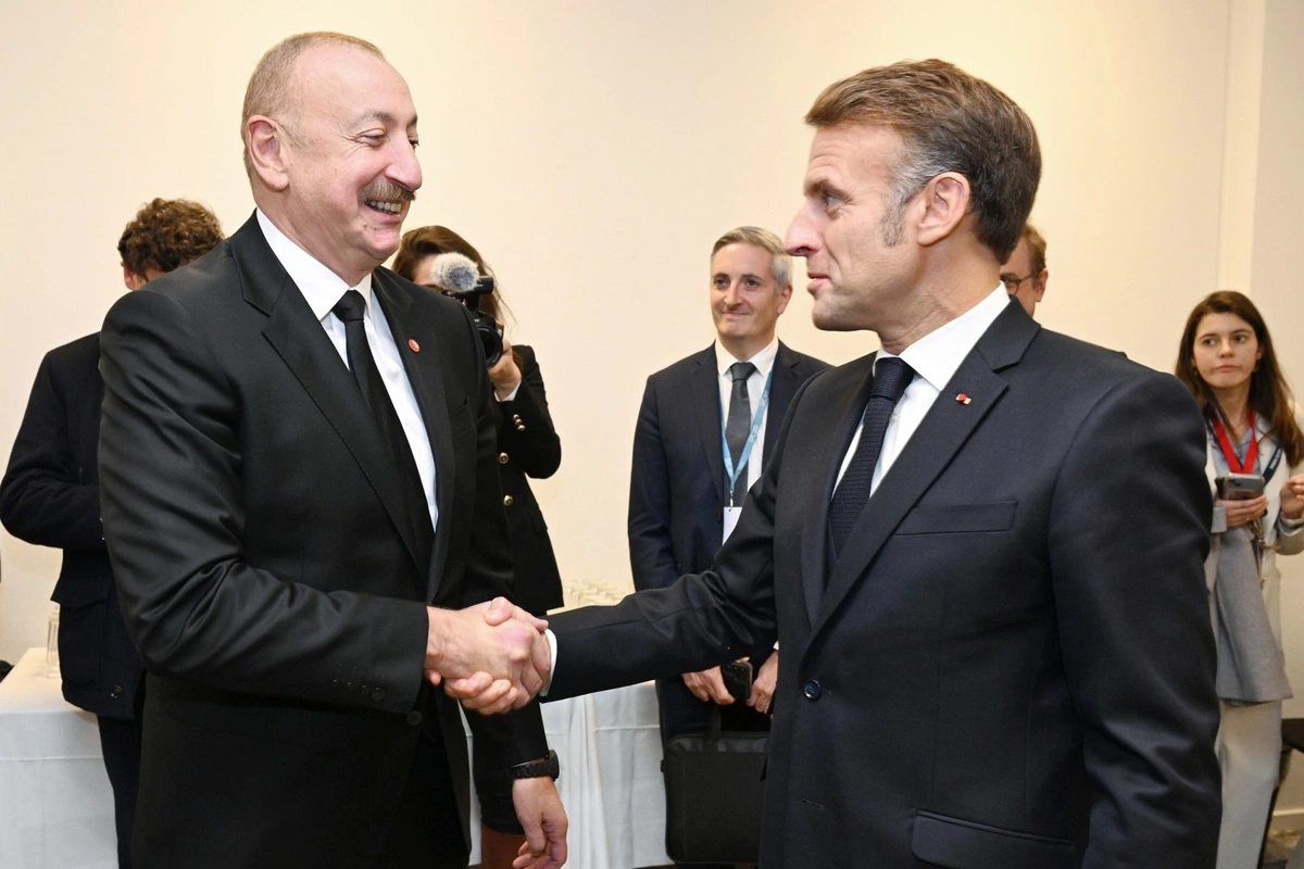 İlham Əliyev Kopenhagendə Emmanuel Makronla görüşüb
