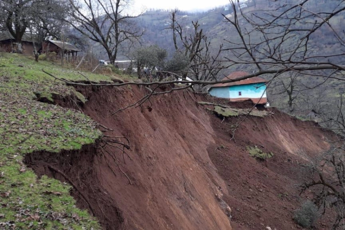 Azərbaycanda torpaq sürüşməsi olub