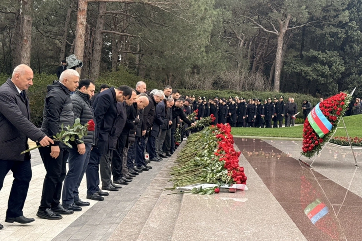Qaçqınkomun kollektivi Heydər Əliyevin məzarını ziyarət edib