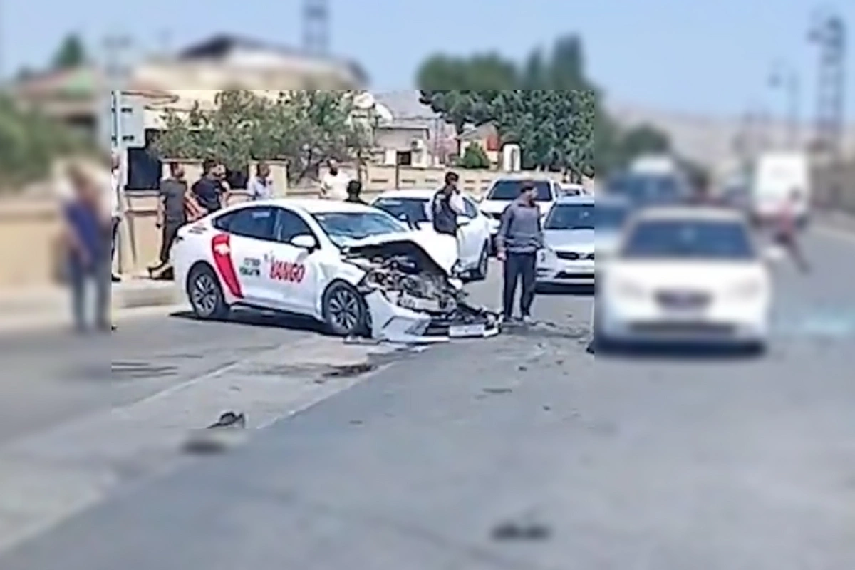 Lökbatanda taksi sərnişin avtobusu ilə toqquşub