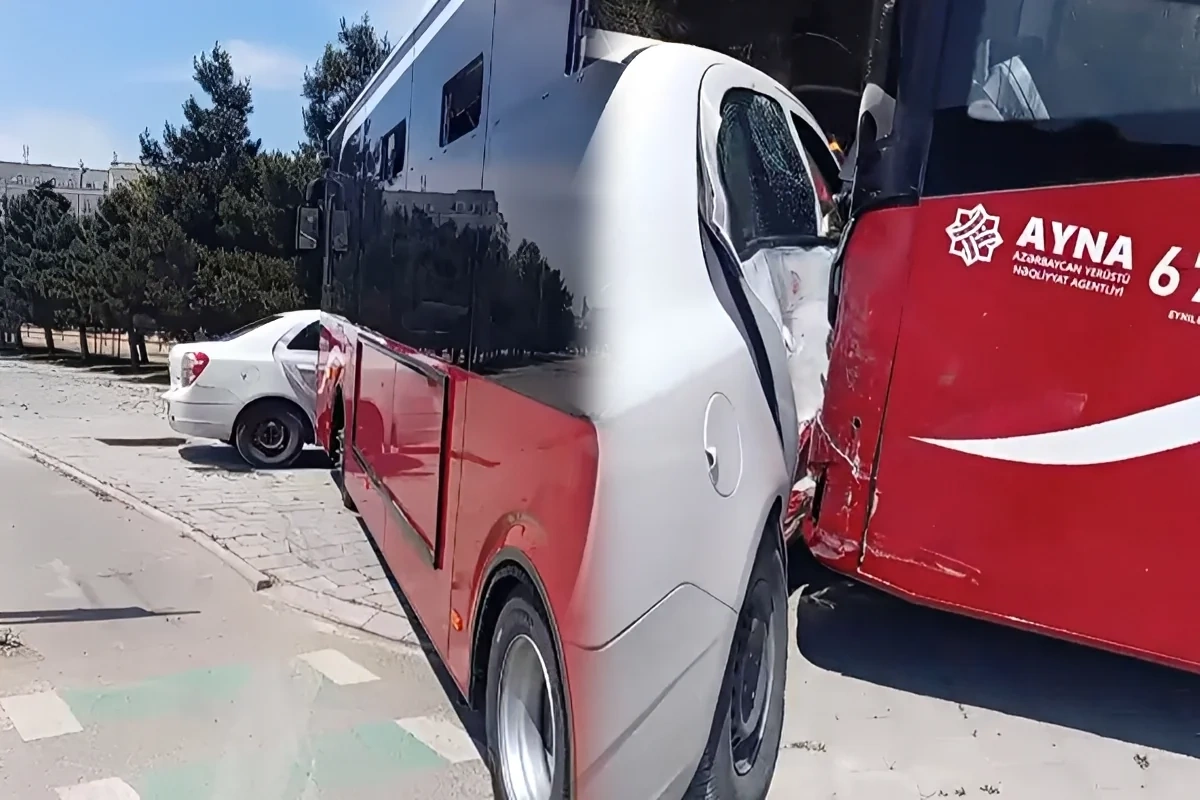 В Баку столкнулись автобус и легковой автомобиль