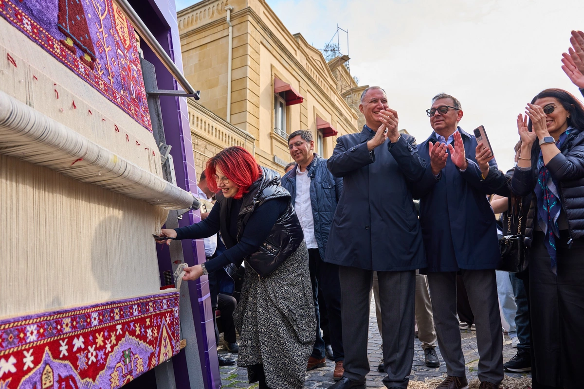 Azercell Beynəlxalq Xalça Festivalında Minlərlə ilmə, bir güc xalçasını təqdim etdi