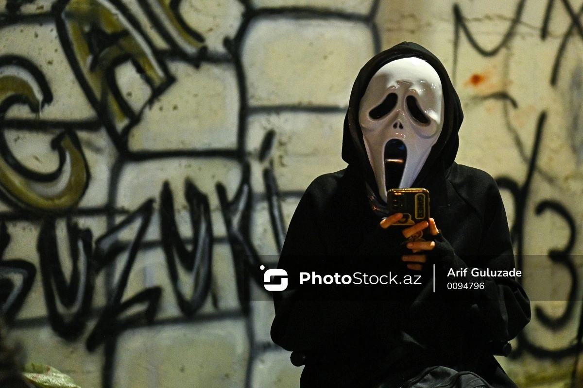 В Баку 15-летней девушке наложили 11 швов после посещения дома страха