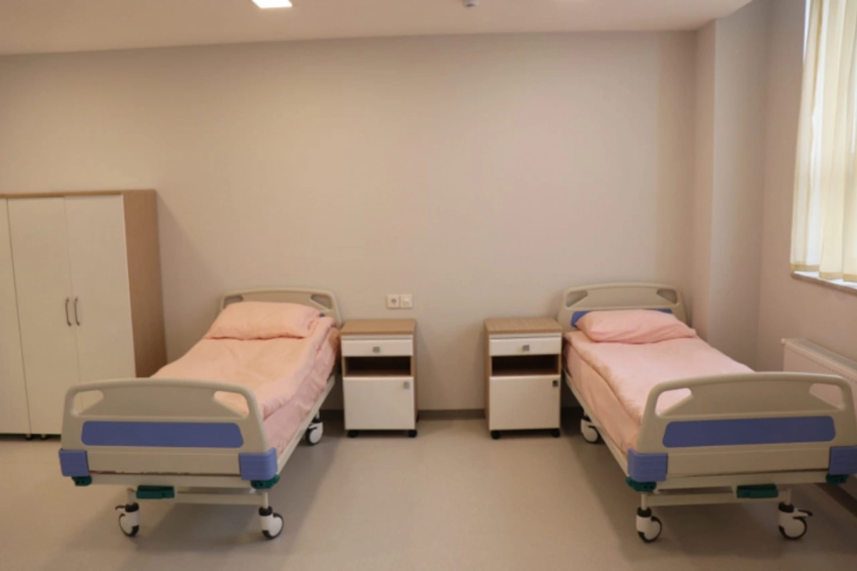 Ağdamda əri tərəfindən kəsici alətlə xəsarət yetirilən qadının vəziyyəti açıqlandı