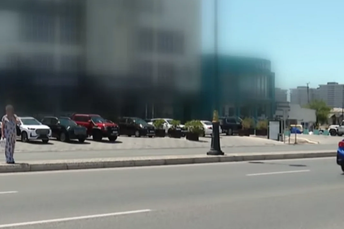 Avtomobillərin intensiv hərəkət etdiyi yolda piyada keçidi yoxdur