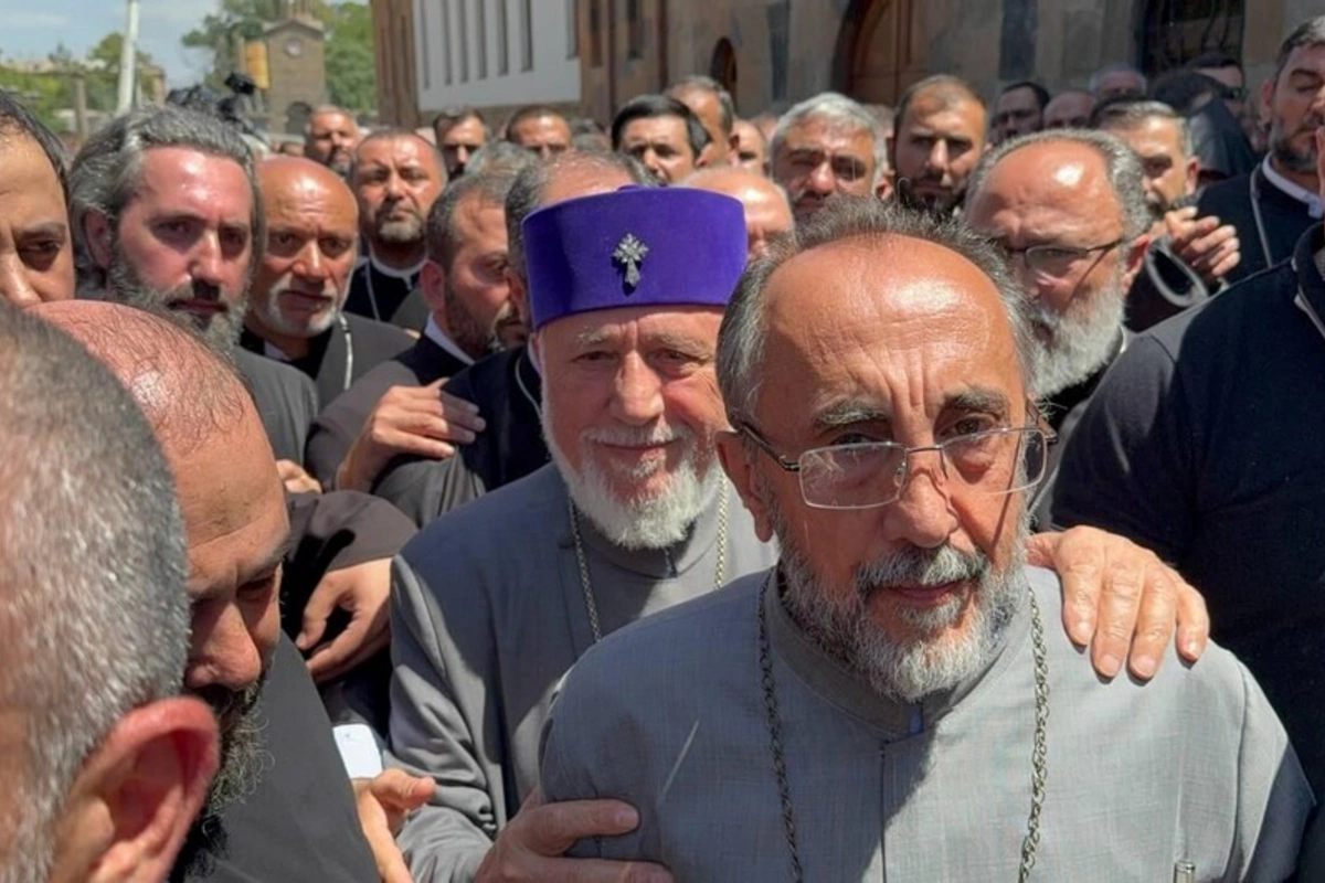 İrəvanda arxiyepiskop Mikael Acapaxyan həbs edildi İrəvanda arxiyepiskop Mikael Acapaxyan həbs edildi