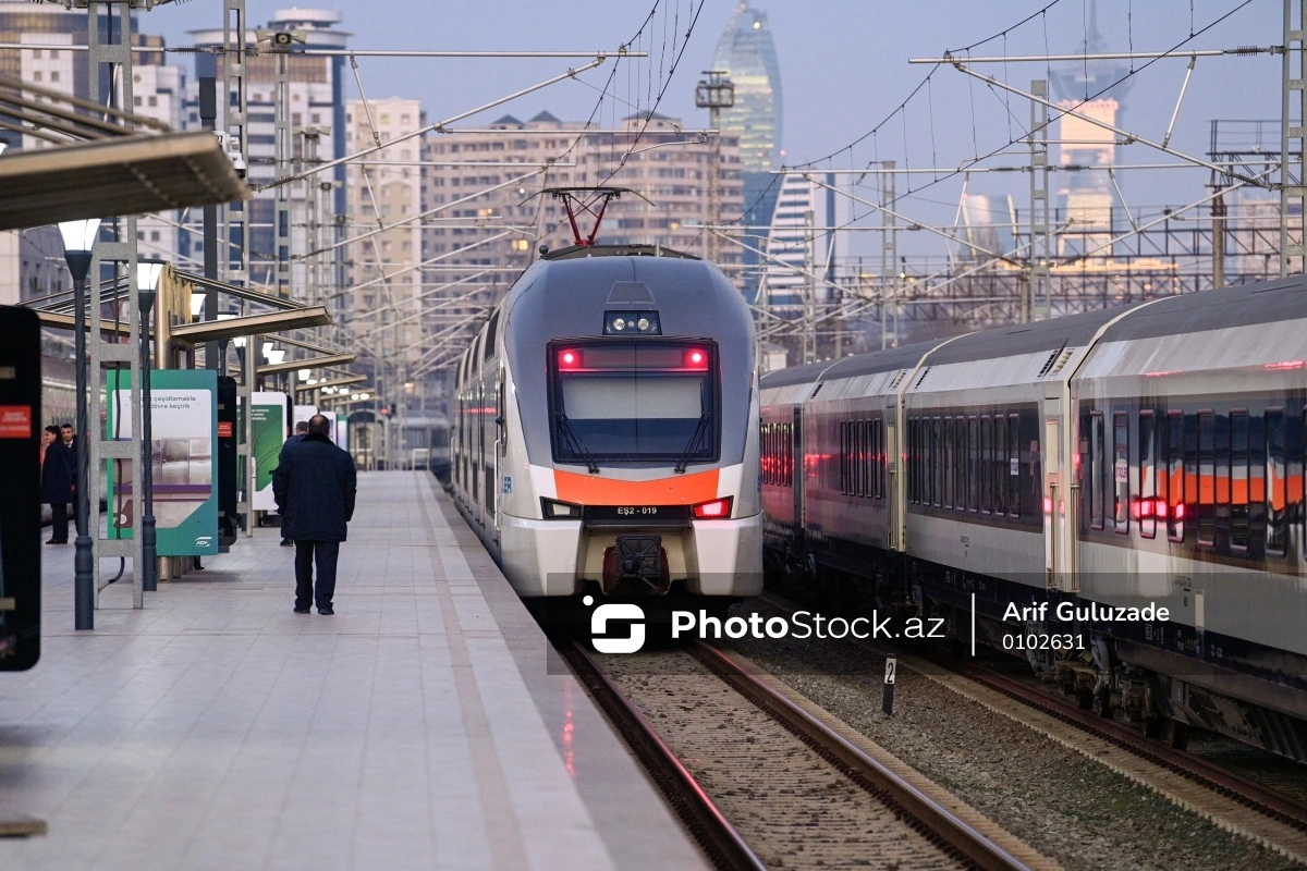 Qatarın ləngiməsinə görə işə gecikənlərə arayışlar necə veriləcək? - ADY rəsmisi AÇIQLADI Qatarın ləngiməsinə görə işə gecikənlərə arayışlar necə veriləcək? - ADY rəsmisi AÇIQLADI