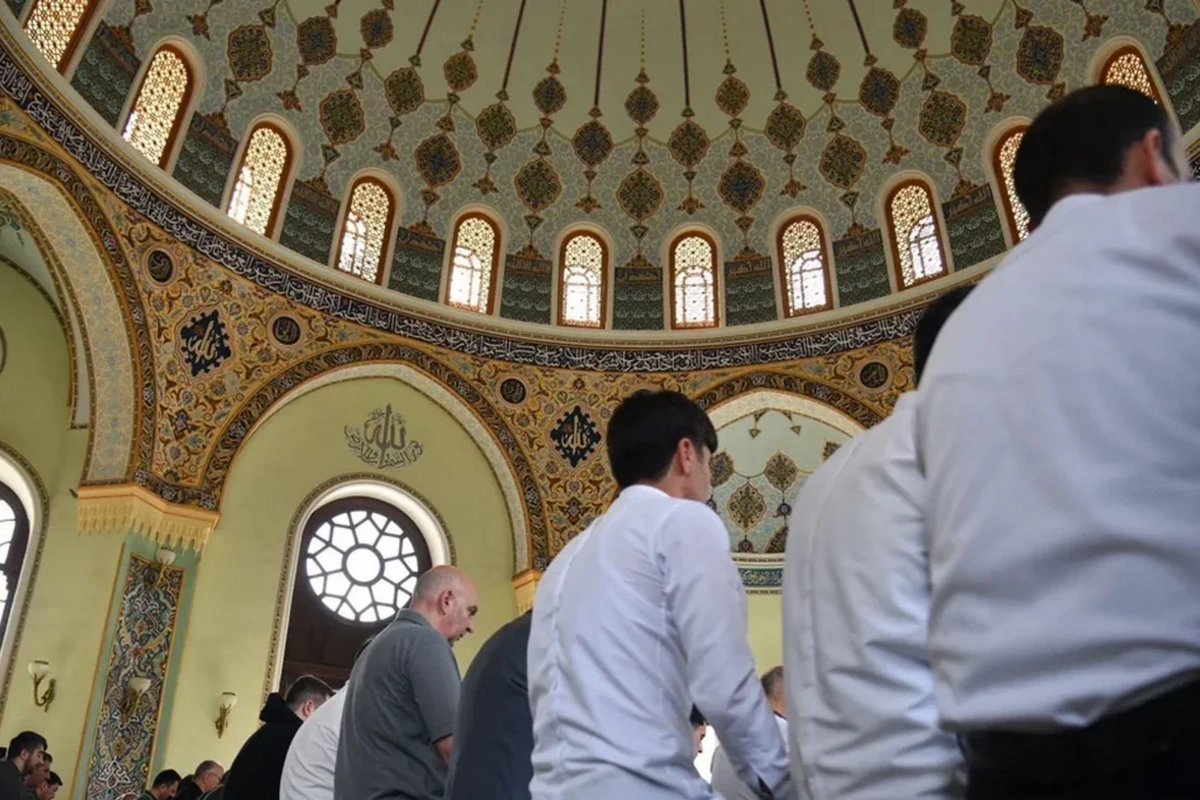 Təzəpir məscidində bayram namazı qılınıb