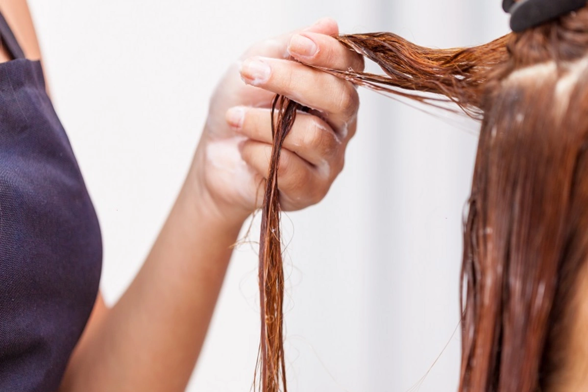 Saçına etdirdiyi keratin proseduru başına bəla oldu – Səhiyyə Nazirliyindən RƏSMİ CAVAB