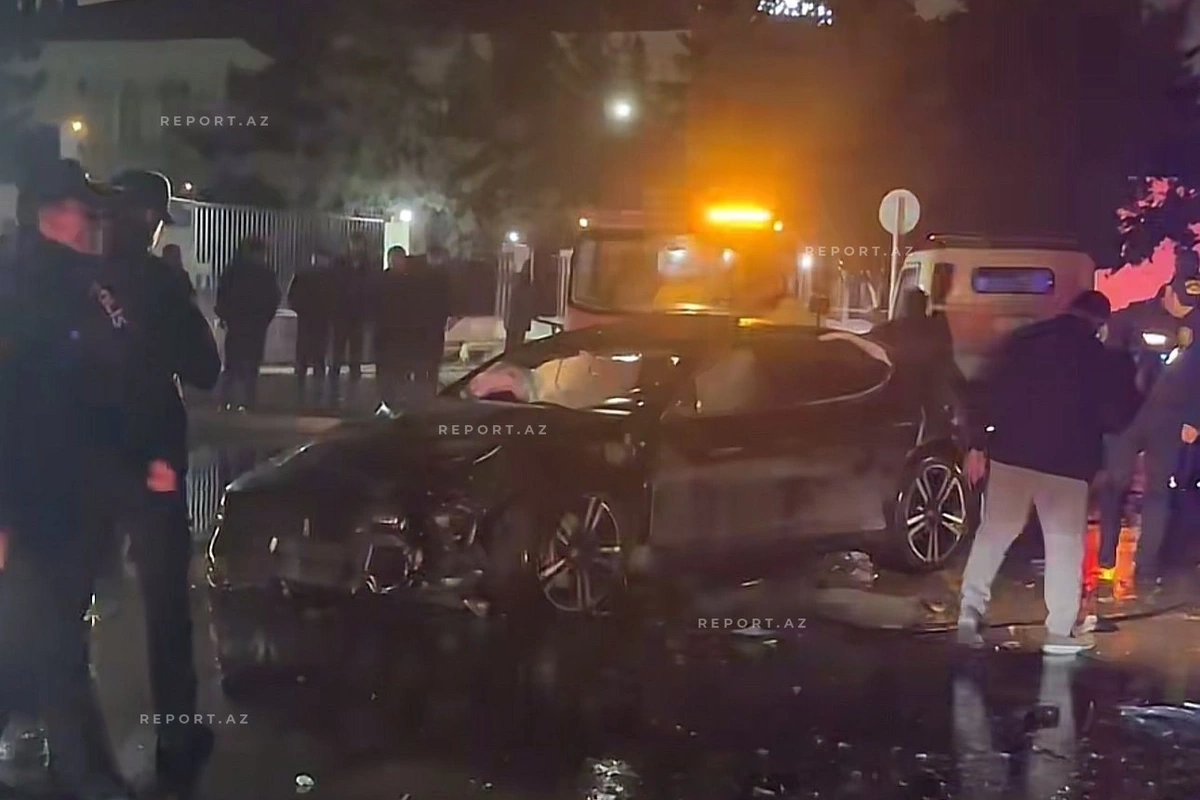 Bakıda qəza: Porsche və Volkswagen toqquşdu
