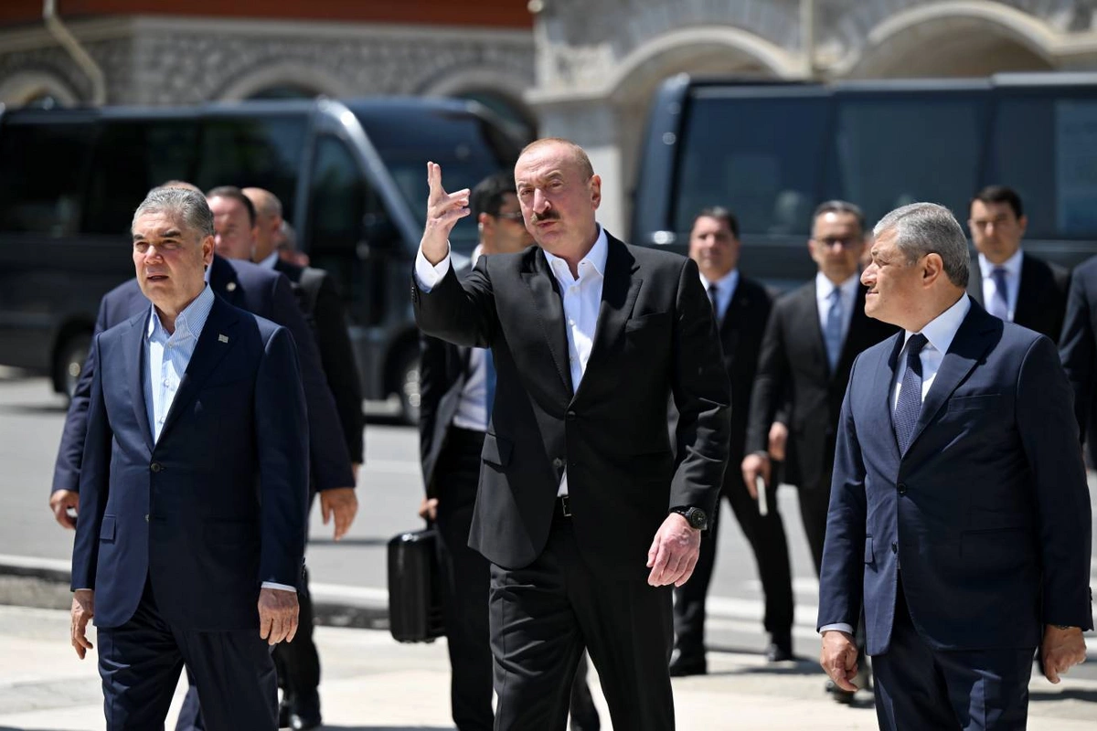 Liderlər Şuşada Şuşada Natəvanın, Bülbülün və Üzeyir Hacıbəylinin gülləbaran edilmiş heykəllərinə baxıblar Liderlər Şuşada Şuşada Natəvanın, Bülbülün və Üzeyir Hacıbəylinin gülləbaran edilmiş heykəllərinə baxıblar