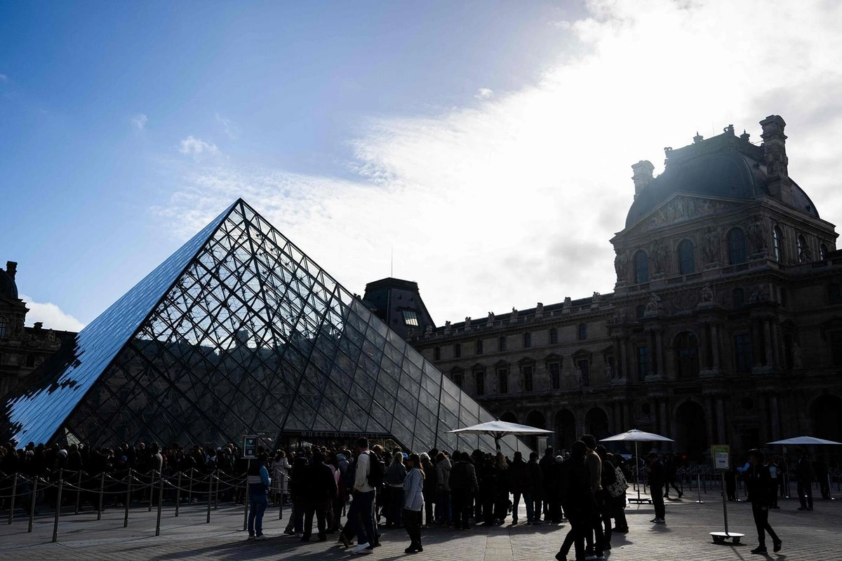 Подозреваемому в ограблении Лувра предложили 15 000 евро за кражу
