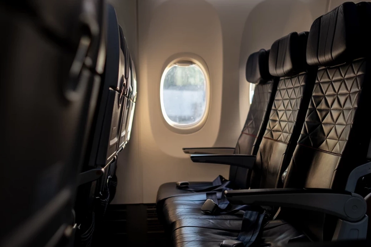 Təyyarədə DƏHŞƏT! İki nəfəri çəngəllə yaraladı Təyyarədə DƏHŞƏT! İki nəfəri çəngəllə yaraladı