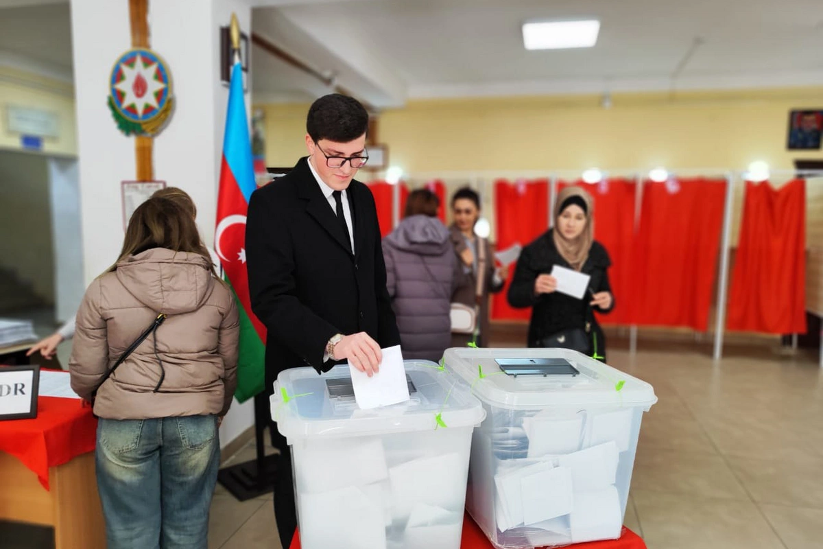 Bələdiyyə seçkilərində gənclər də fəal iştirak edir