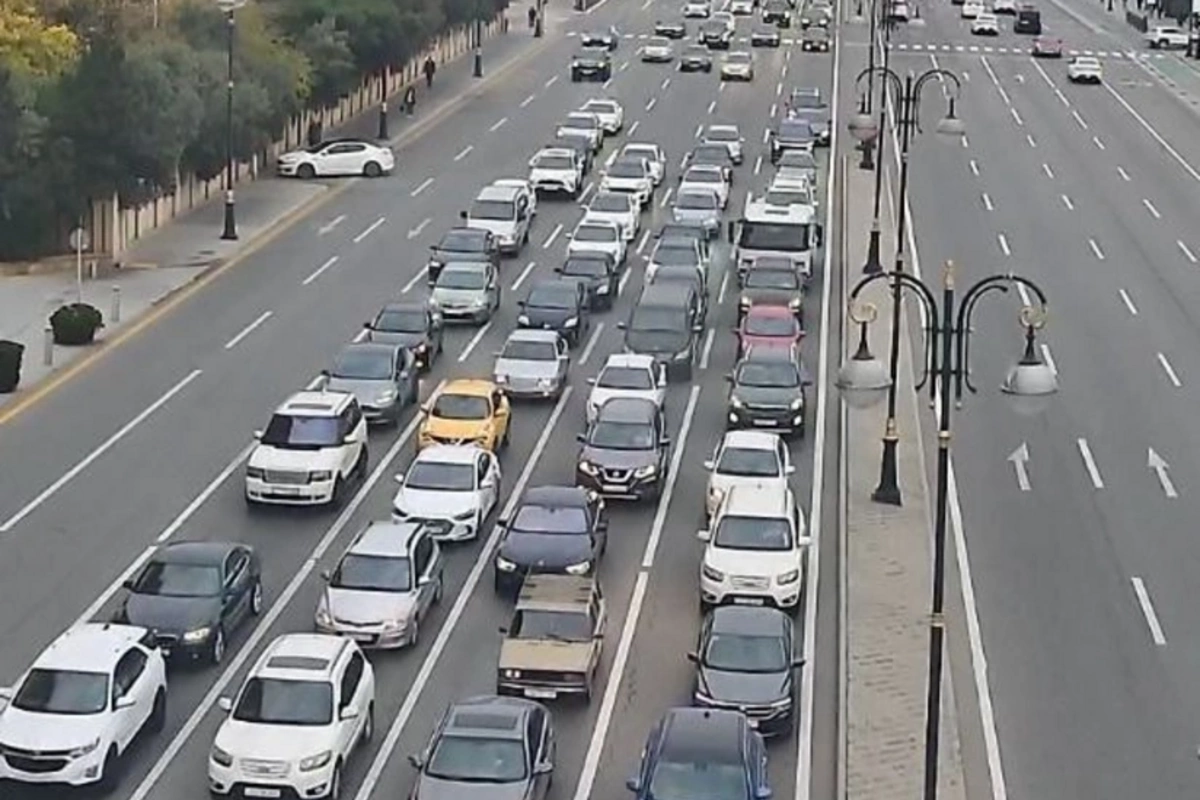 Bakının bir sıra yollarında nəqliyyatın sıxlığı yaranıb