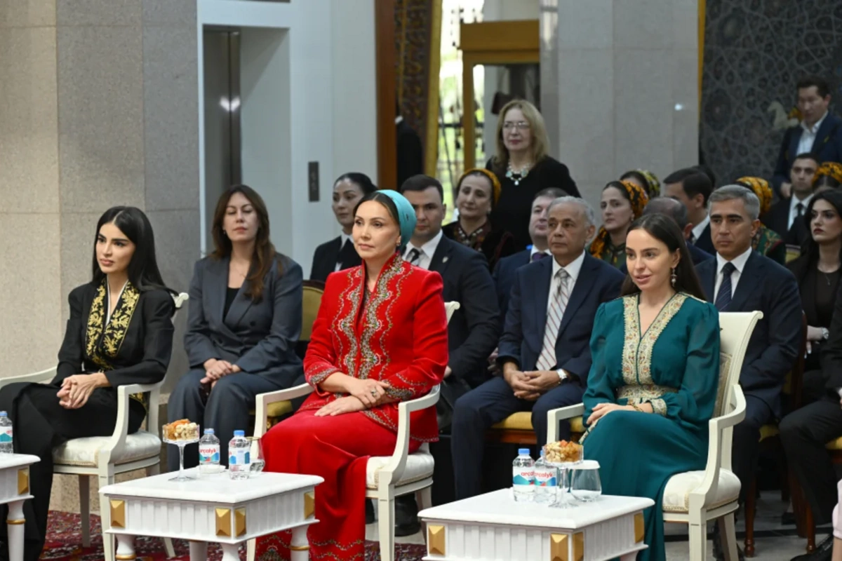 Leyla Əliyeva Aşqabadda Milli Türkmən Xalçası Muzeyində olub