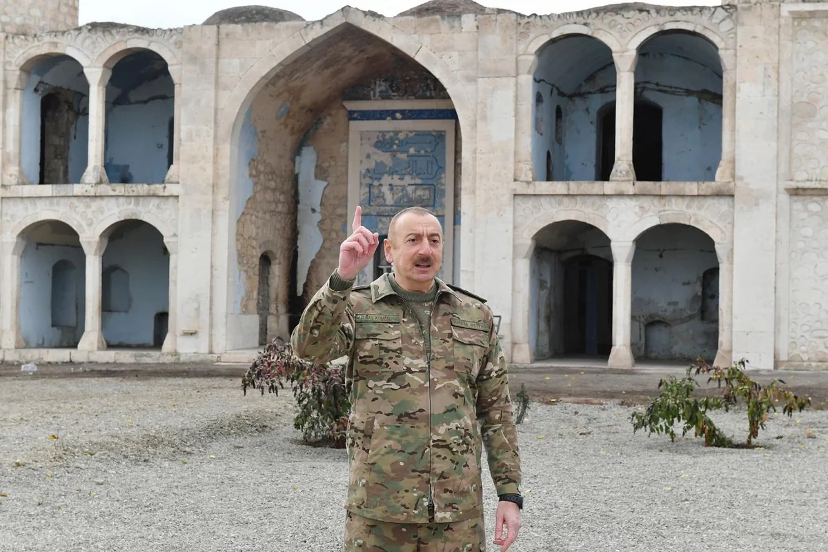 Ağdam Cümə məscidində müzəffər Ali Baş Komandanı qarşılayan ayə: İnnə fətəhnə ləkə fəthən mubinə