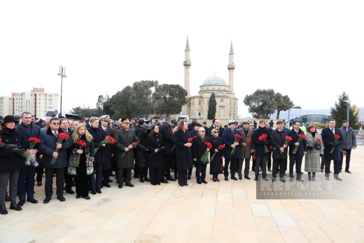 Azərbaycanda akkreditə olunmuş diplomatlar Şəhidlər xiyabanını ziyarət edib