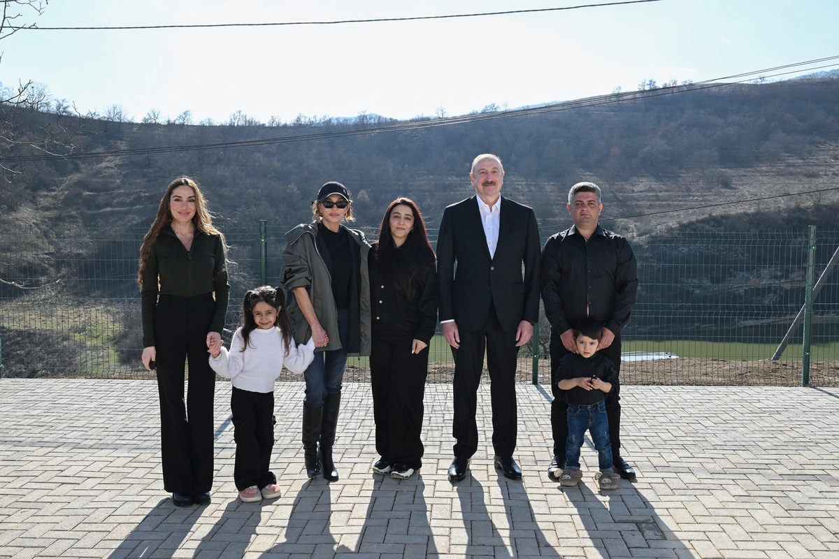 İlham Əliyev və Mehriban Əliyeva Xanabad kəndinə köçmüş ailənin evində olublar