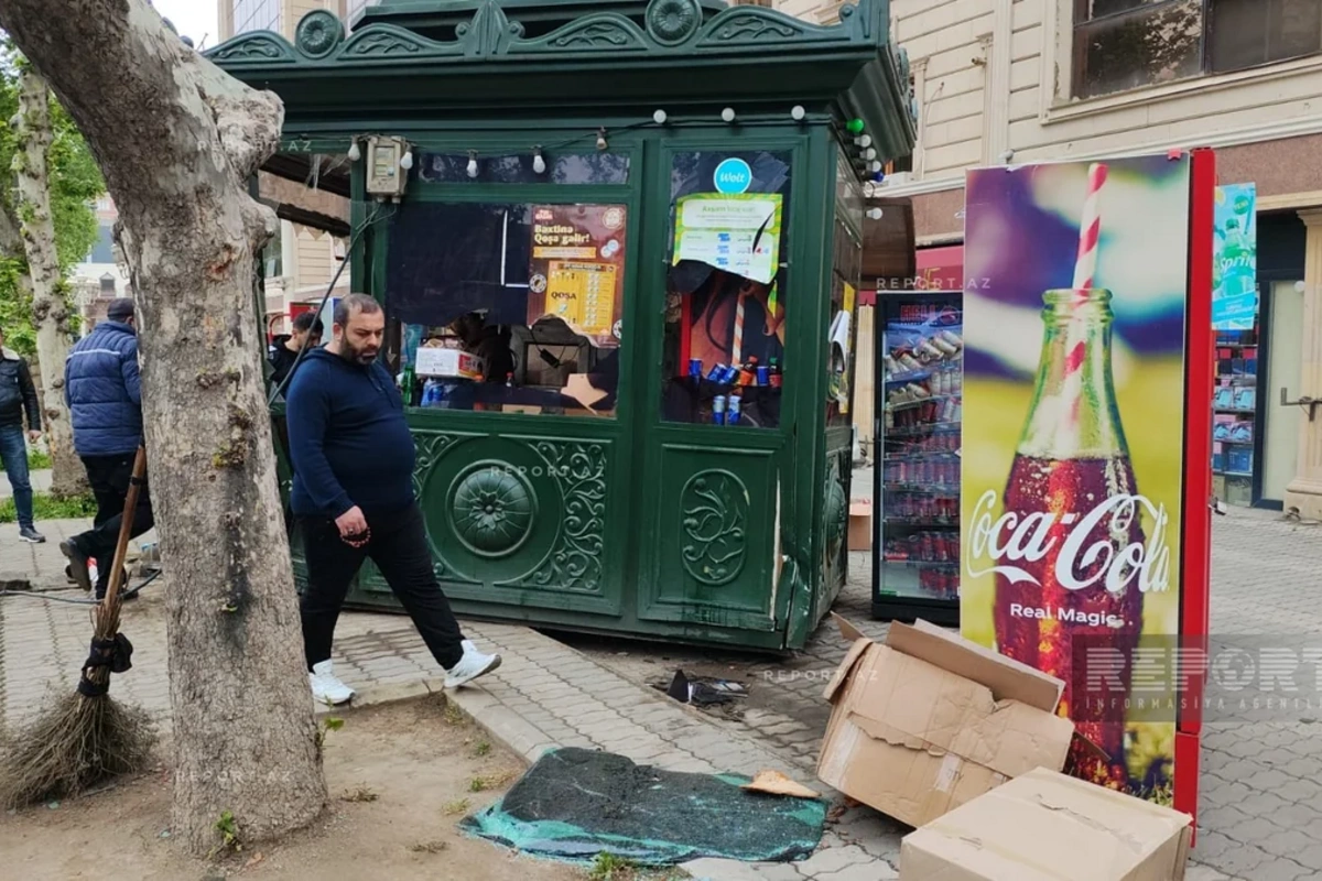 Təmizlik işçisi avtomobillə köşk arasında sıxılaraq ölüb
