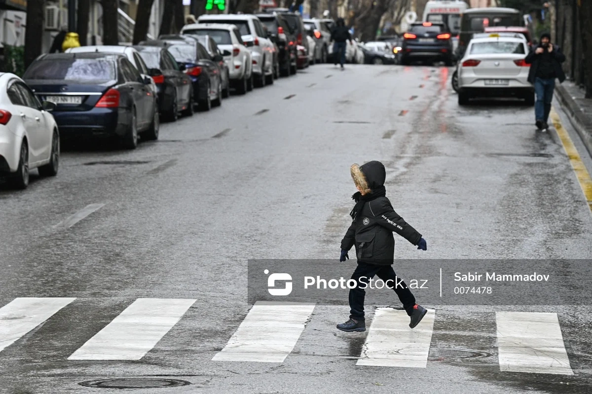 Bakıda absurd mənzərə: Piyada zolağı var, amma keçməyə yer yoxdur - VİDEO