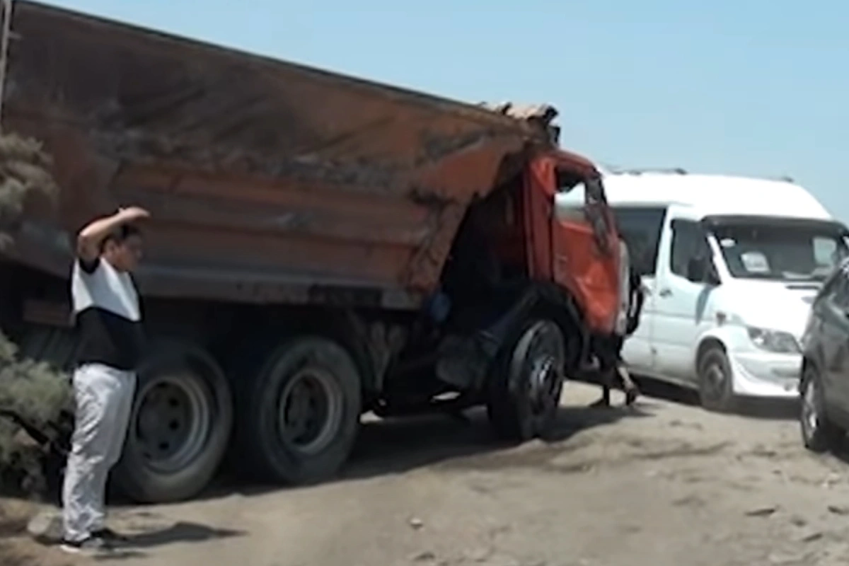 Goranboyda yüklə dolu KamAZ aşıb