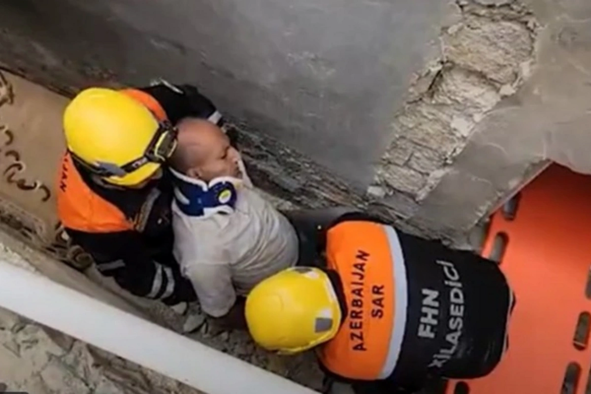 Bakıda təmir işləri zamanı kişi yıxıldı, FHN xilas etdi - ANBAAN GÖRÜNTÜ