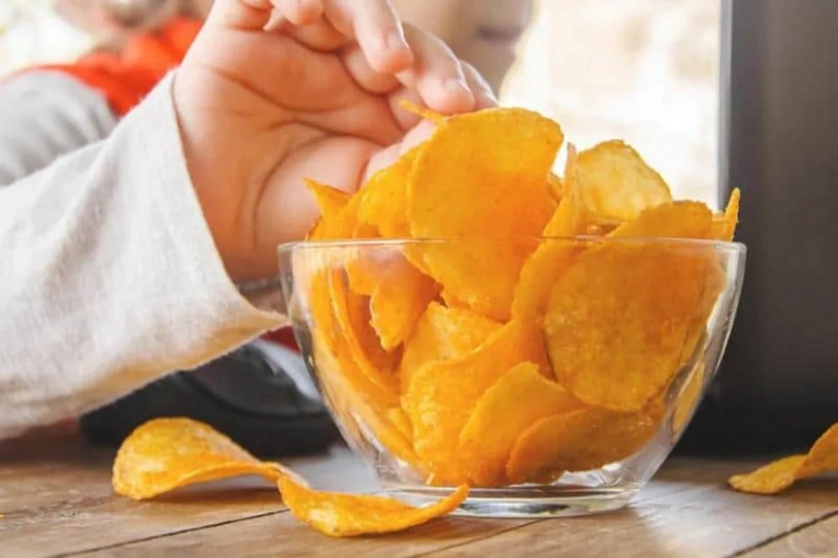 В пачке чипсов обнаружили червей: эксперт прокомментировал ситуацию