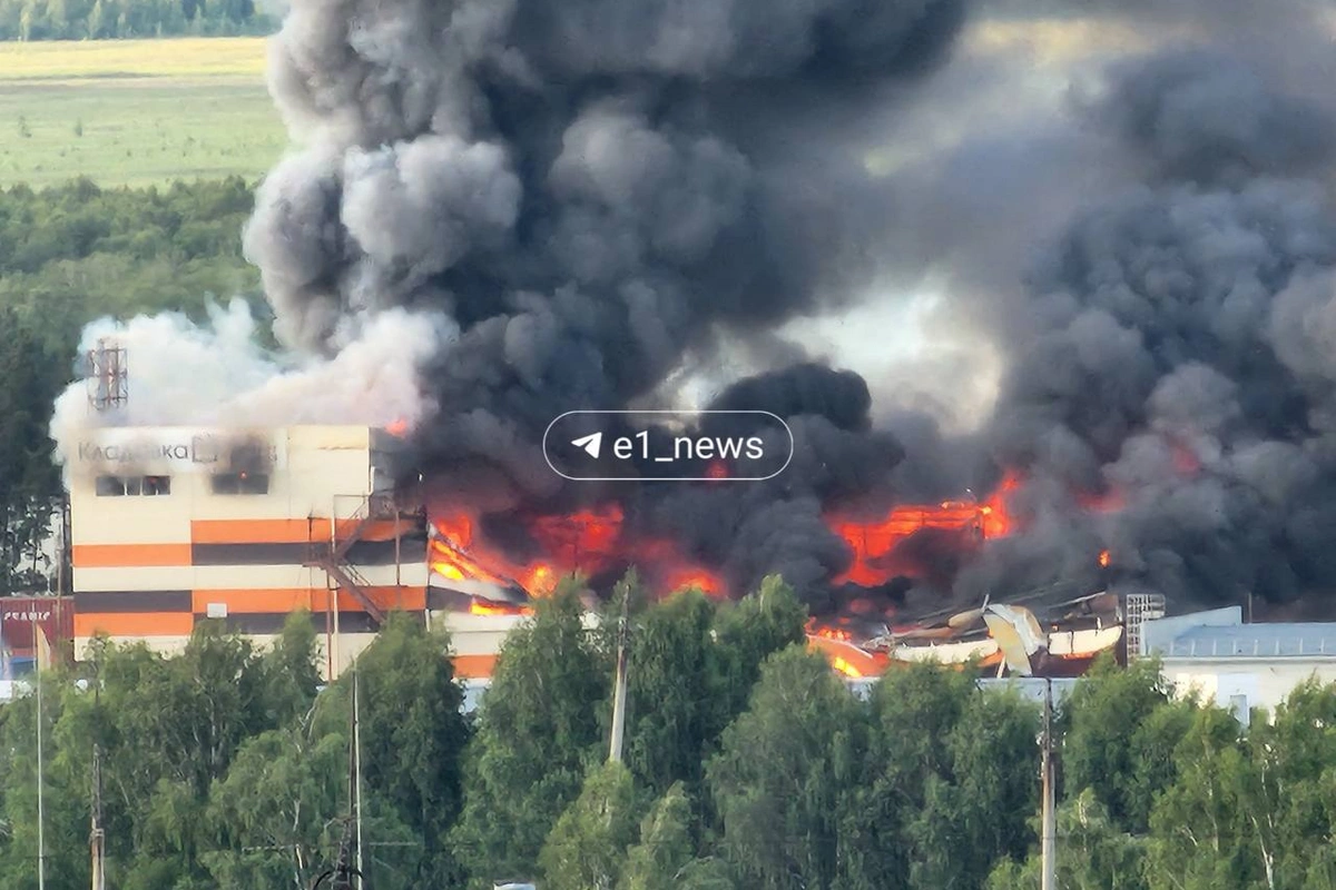 A four-story warehouse caught fire in Yekaterinburg: the fire area reached 3,500 square meters A four-story warehouse caught fire in Yekaterinburg: the fire area reached 3,500 square meters